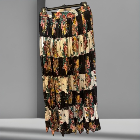 XPRSO Dresses & Skirts - Vintage Long Crinkle Floral Skirt _black/white with floral_ EUC